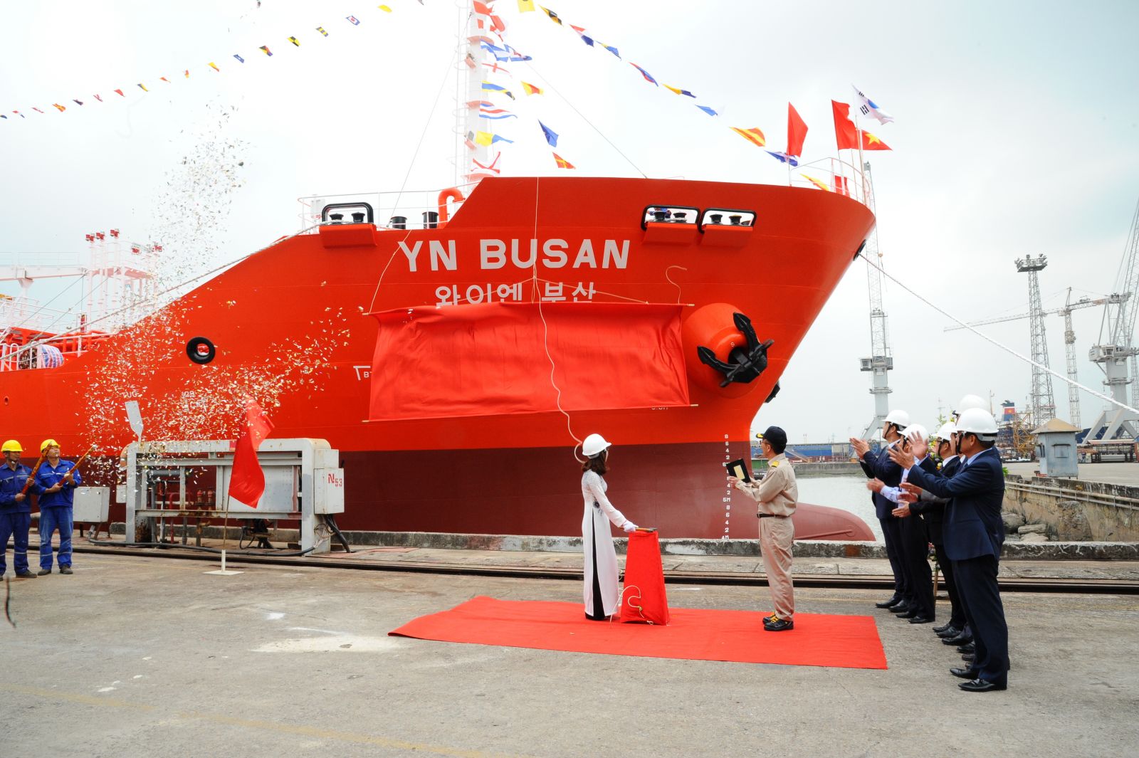 Mẹ đỡ đầu Trịnh Thị Vui thực hiện nghi thức đặt tên tàu