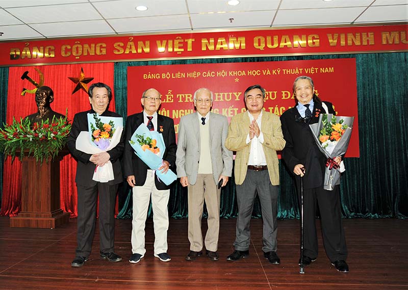 Chi bộ cơ quan Văn phòng VISIA: Nhiều đảng viên nhận huy hiệu 40 năm, 55 năm tuổi Đảng